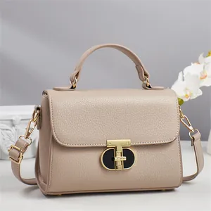 Sac à main bandoulière beige élégant en cuir texturé avec fermoir rotatif doré chic