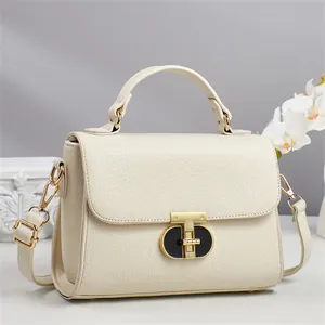 Petit sac carré blanc cassé en cuir grainé avec fermoir en T doré et bandoulière