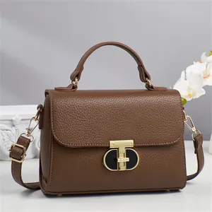 Sac bandoulière en cuir marron avec poignée et fermoir en T doré élégant