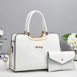 Ensemble sac à main blanc à motif crocodile avec poignées dorées et pochette assortie