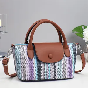 Borsa a secchiello intrecciata a righe colorate con manici in pelle e tracolla regolabile