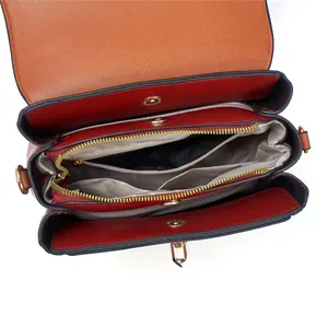 Vue détaillée de l'intérieur d'un sac Saffiano rouge avec poche zippée et compartiments