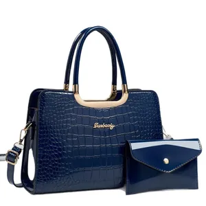 Ensemble sac à main bleu marine à motif crocodile avec finition vernie et détails dorés