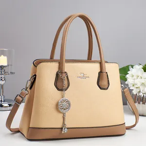 Elegante borsa a mano bicolore beige e marrone con foulard e logo a forma di canguro