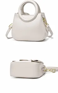 Vue détaillée du sac à main en cuir PU crème montrant les coutures dos et le fond plat