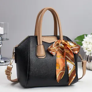 Schwarze Damen-Handtasche aus Leder mit braunen Griffen und dekorativem Seidenschal