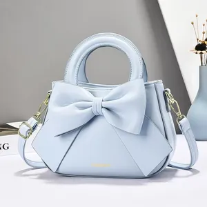 Sac à main bleu clair en simili cuir avec grand nœud et bandoulière dorée élégante
