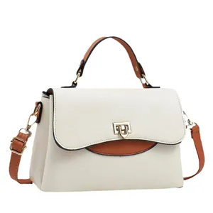 Sac à main chic bicolore crème et caramel avec fermoir tournant en métal doré