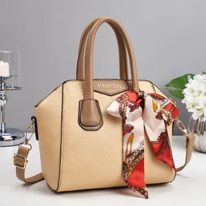 Schicke beige-braune Umhängetasche in Muschelform mit Seidentuch und Modedruck