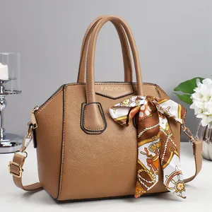 Braune Handtasche aus Litschi-Leder mit Seidenschal und verstellbarem Goldgurt