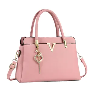 Sac fourre-tout rose en cuir litchi avec logo V, pendentif cœur et bandoulière réglable