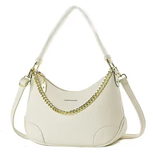 Sac croissant beige chic en cuir texturé litchi avec bandoulière chaîne dorée