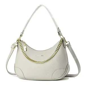 Détail du sac hobo en cuir gris clair avec chaîne dorée et bandoulière amovible