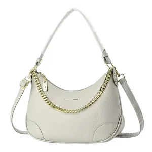 Sac croissant classique gris clair en cuir grainé avec chaîne dorée et sangle