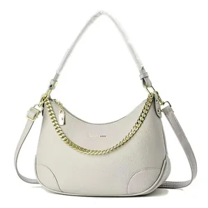 Sac hobo chic en cuir beige avec chaîne dorée et inscription FASHION & BAGS