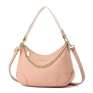 Sac croissant rose en cuir grainé avec bandoulière et détails de chaîne dorée