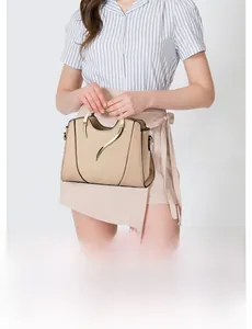 Dettaglio della borsa in pelle intrecciata con eleganti decorazioni dorate a petalo