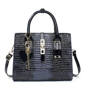 Sac à main bleu foncé motif crocodile avec pendentif cœur doré et fermoir