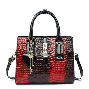 Sac à main élégant motif crocodile dégradé rouge et noir avec détails dorés