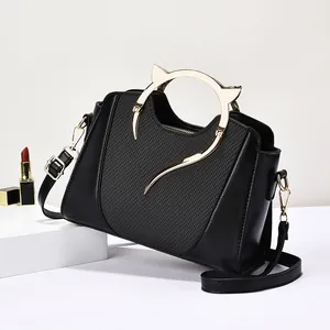 Borsa a mano nera alla moda con manici in metallo a orecchie di gatto e pelle intrecciata