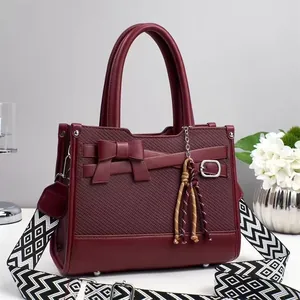Elegante borsa a mano rosso vino con trama intrecciata e tracolla larga geometrica