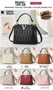 Vue détaillée du sac à bandoulière en cuir PU à damier avec décoration métallique en V