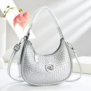 Sac hobo croissant argenté avec texture tressée à damier et aspect métallique