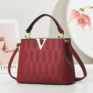 Sac à main bandoulière rouge vin élégant avec boucle V dorée et texture cuir