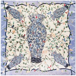 Seidenschultertuch mit blauem Vasenmuster und Vogelmotiven auf cremefarbenem Stoff