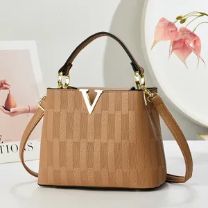 Sac à main marron avec texture gaufrée verticale et boucle en V dorée pour femmes