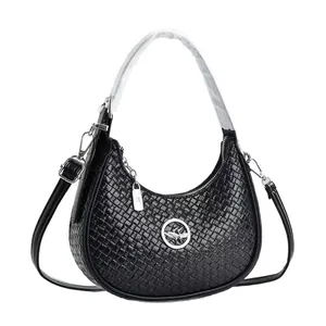 Sac hobo rétro noir tressé en demi-lune avec logo argenté et bandoulière fine