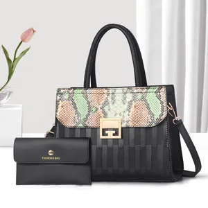 Borsa nera con patta a motivo serpente e portafoglio lungo coordinato in set