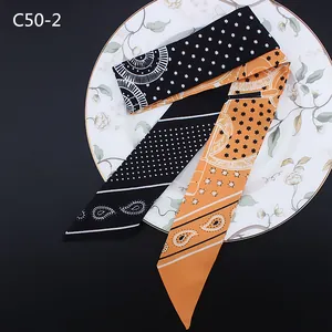 Detailansicht des Seidenschals mit Paisley-Muster und schicken diagonalen Enden