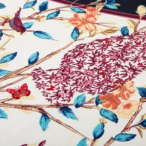 Makro-Detail des Seidenschals mit floralen Mustern und Texturen von Vogelillustrationen