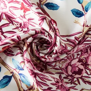 Detailansicht des Seidenschals mit blau-violettem Blumenmuster und Satin-Textur