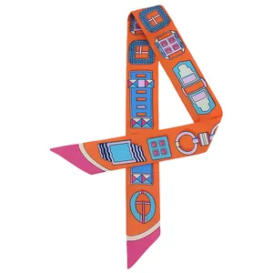 Foulard twilly en soie orange aux motifs géométriques bleus et bordures roses