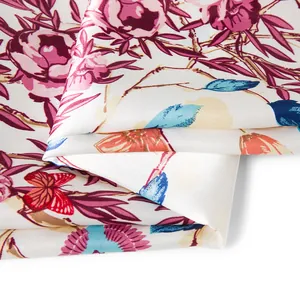 Makro-Detail von Satin-Seidenschal mit eleganten lila Blumen und Schmetterlingsdrucken