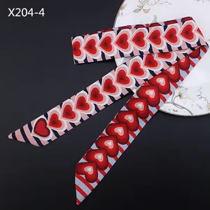 Textura detallada de pañuelo de seda de 120 cm con estampado de corazón y satén