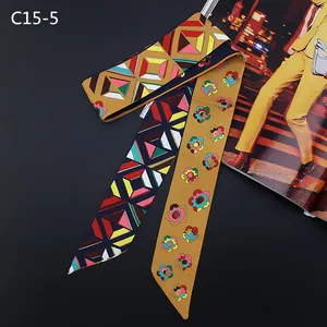 Vue détaillée d'une écharpe en soie étroite à motif floral sur un magazine de mode