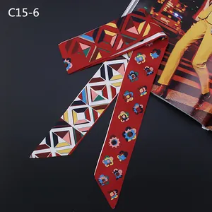 Détail d'un foulard en soie à fleurs avec motifs géométriques et bouts biseautés