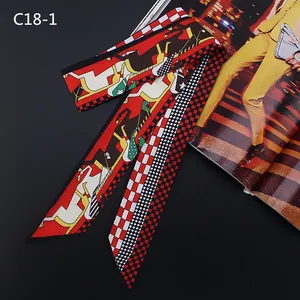 Eleganter roter Seidenschal mit Pferdedruck und schwarzem Karomuster für Handtaschen