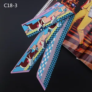 Seidiger Twilly-Schal mit blau-orangefarbenem Reiter-Pferdedruck und geometrischen Mustern