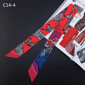 Satijnen skinny sjaal met zebraprint in rood en paars voor handtassen of de hals