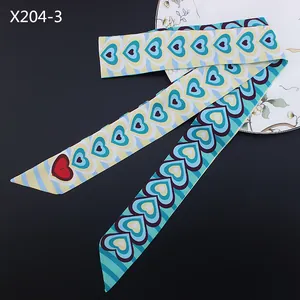 Pañuelo twilly de seda satinada a rayas con patrones de corazones para cuello o bolso