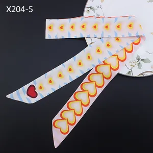 Pañuelo de seda con corazones rayas en azul, rosa y naranja para bolsos de mano