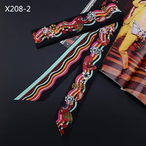 Gros plan d'un foulard en soie à fleurs avec motifs de vagues sur un magazine