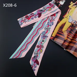 Détail d'un foulard twilly en satin rose avec motifs floraux sur un fond noir élégant