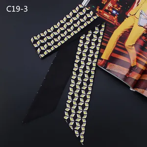 Détail d'un foulard twilly à motif géométrique pour poignée de sac à main avec imprimé