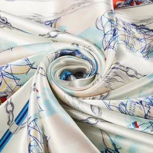 Dettaglio foulard in seta con stampa nautica, navi e ancore su raso avorio pregiato