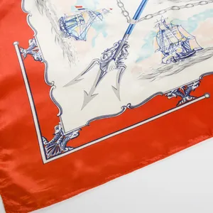 Dettaglio di un foulard in seta con stampa nautica di veliero e bordo rosso